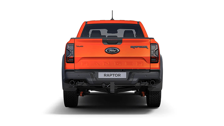 Roter Ford Ranger Raptor von hinten, mit markanter Schrift und sportlichem Design, ideal für Offroad-Abenteuer.
